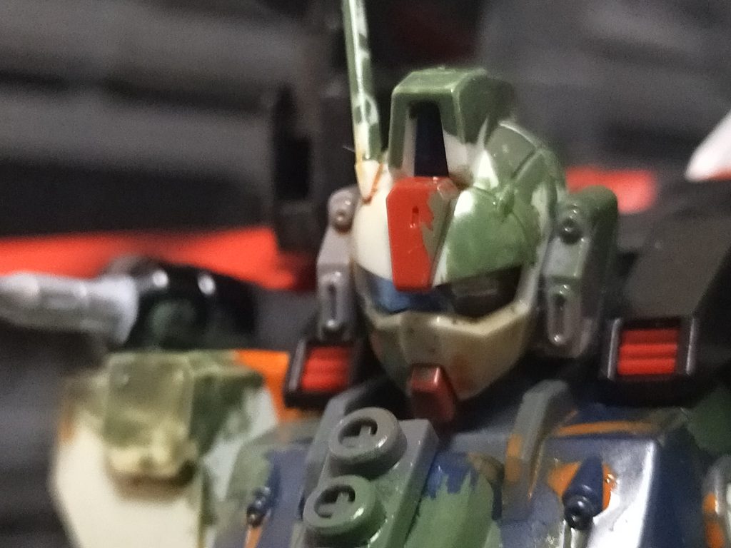 元から廃品を再生したのか、あるいはもう修復予算が無いためか、欠けたゴーグルにカメラアイを覗かせている。