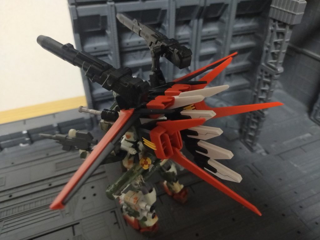 AQM/E-X01Brock50  エールストライカー改105ダガー以降、腰部にビームサーベルが付くようになり、エールストライカーに付いてくるビームサーベルと加えると4本になってしまう珍事に現場は悩まされていた。それを解消すべくビームサーベルマウントをビームキャノンに換装したのがこのストライカーだ!ビームキャノンは威力がデカい分電力を多く食うんで複数バッテリー常備である。(まあこの時代は第一次大戦よりコスト安くなってるからね。)