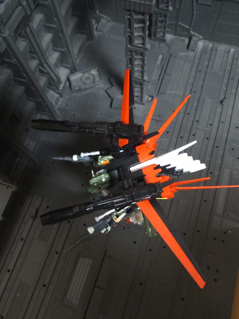 その最新ストライカーをちょろまかしたのはミケール麾下のブルーコスモスというわけだ。軍の管理がザルというCEのお家芸は相変わらずだ…