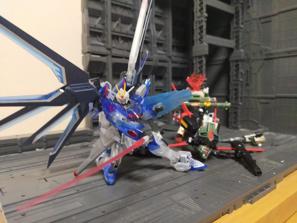 そんな奴らだが、コンパスのライフリの精密斬撃の前では自爆する暇も許されず儚い露になるのがお約束である。合掌。