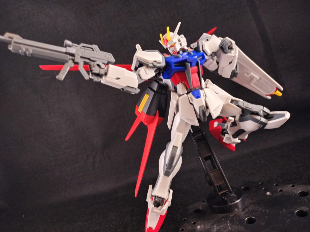 SEED撃ち！右腕が若干ヘタってて真っ直ぐできなかったのが無念🤣EGの課題ですね。余談ですが、残念ポイントとしてストライカーを接続する3mm軸が細いです😭よく落ちるので接着剤で太らせてるとこです。というわけでOPセット1とEGストライクで遊んでみました☺️いや久しぶりにガンプラ触れたなぁ。子供がちょいちょい見ては触りたがってるので、将来にちょっと期待☺️SEEDコン応援ということで投稿させてもらいます。