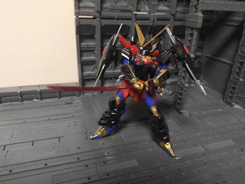 武装はシールド2基にした他にビームサーベルを1基オミットした以外は変更がない。その代わりコトブキヤの日本刀を使用。刀身は他実体剣同様に赤熱化している。