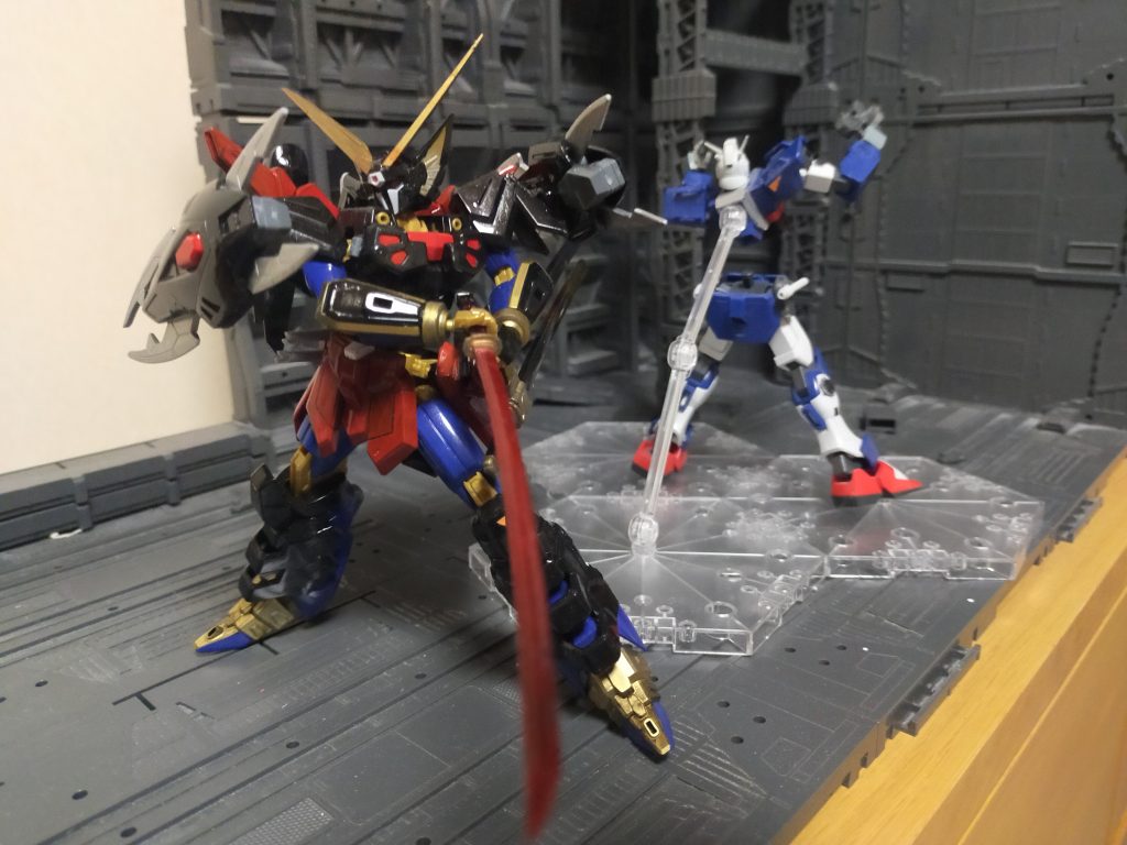 斬撃！アンカーが打突した衝撃で敵は怯み、掴まれたせいで回避できない！