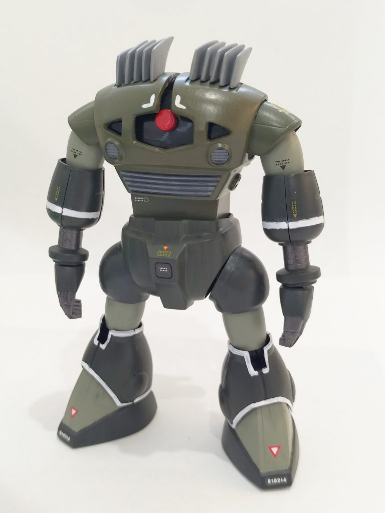 腰部を切断してプラ板で延長。モノアイレールはくり抜いて裏から薄いプラ板を張ってます。カラーは残党軍をイメージして塗りました✨