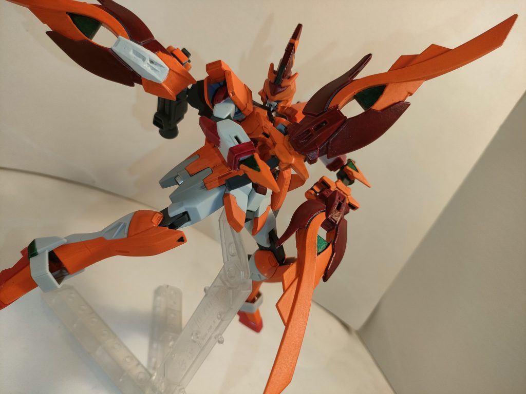 「 食らいな!夜明けの如く、燃え上がれツインデイブレイクソード!!」 近接戦闘武器ツインデイブレイクソード。通常は実体剣だが、エネルギーを纏わせたビームと実体剣の複合モードは、非常に優れた切断力と威力を誇る。