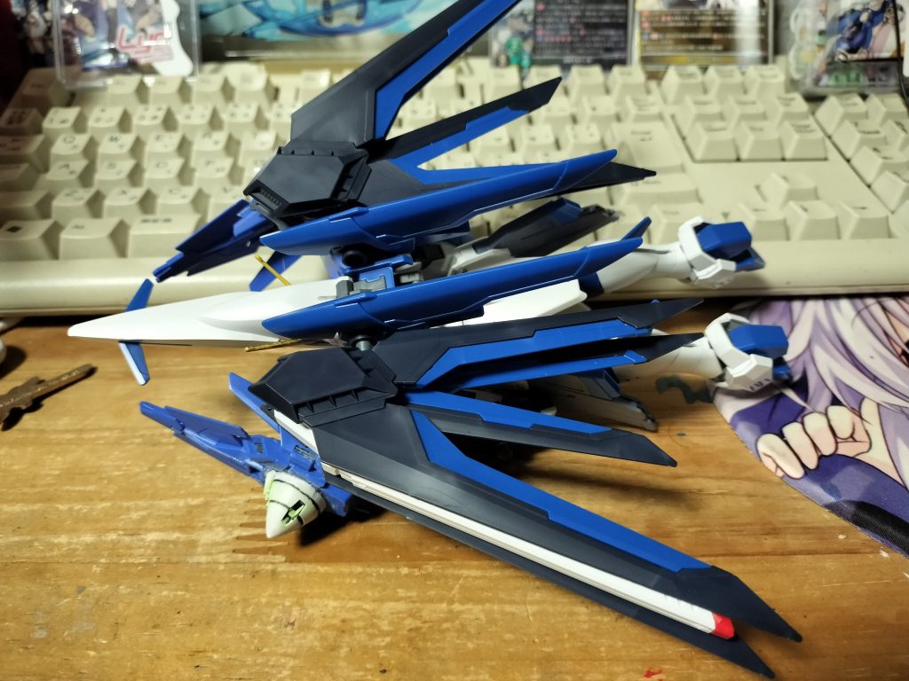 飛行形態　いろいろポロリがひどい(´；ω；｀)とくにシールドと機体本体をつなぐパーツがよく外れる