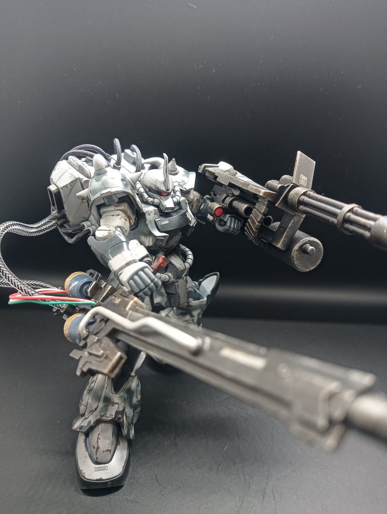 ホントはバスターライフルを両手持ちにしたかったのですが、グフカスタムにはガトリングガンは必須な気がしたので、重装備仕様になりました!たぶん本当なら片手で扱える武器ではないですよね（笑）まだまだ色々作って行きたいと思います！