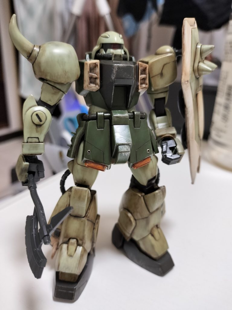 スジ彫り追加と穴を空けてカシメを入れました。盾と足にプラ版を追加。スジ彫りもプラ版も難しかった(´；ω；｀) 