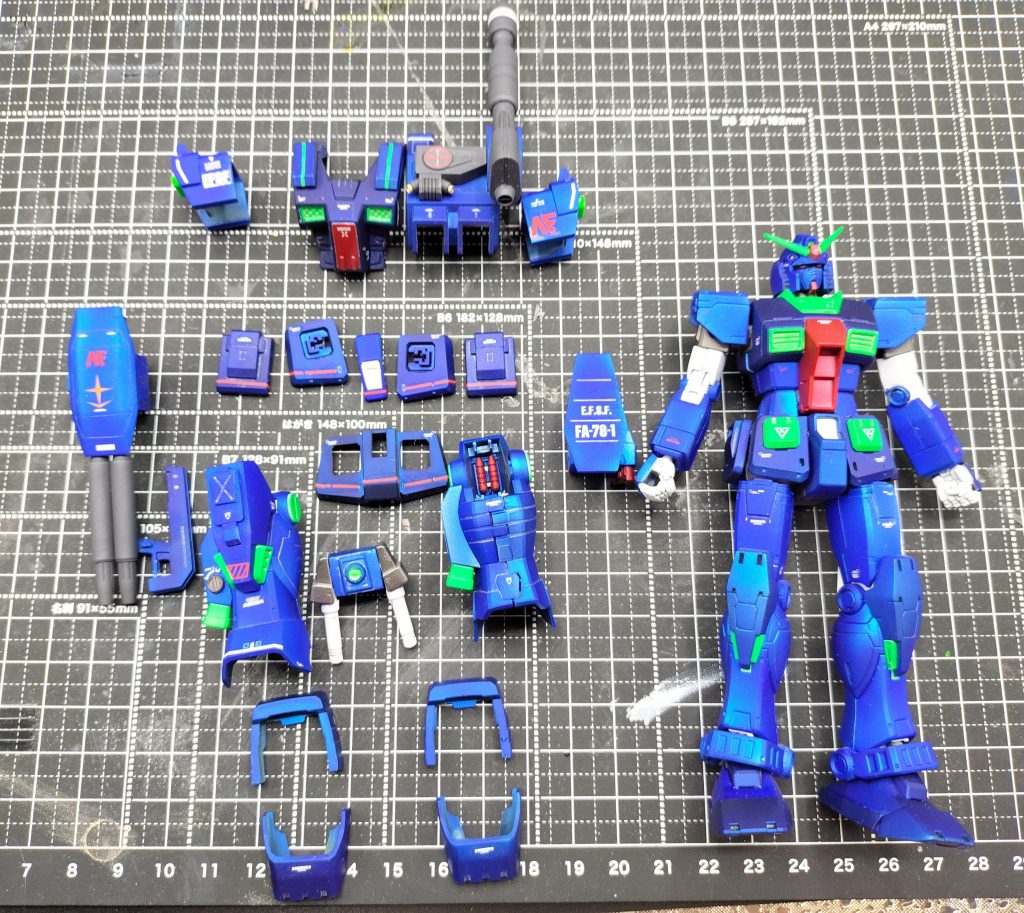 素体のガンダムもヴァースキカラーで塗装。装甲と素体を並べるショットをやって見たかったので満足！装甲はめる時無茶苦茶きつかったので、もう二度と装甲は外せません(´；ω；`)ｳｩｩ