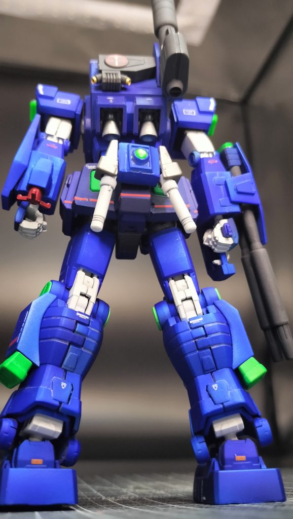 バックショット！余剰パーツのウデ装甲を流用し、サーベルラック新造しました。あと、バックパックの小型スラスター？部に穴あけてICソケットピンをつけて、スラスターのディティールアップ。