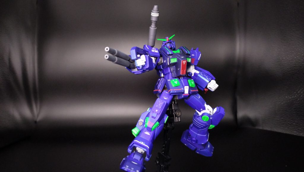 ＜ジョニー世界での小芝居＞コンコンコン「ゴップ議長。アナハイムエレクトロニクス社（AE)のフークバルト次長がいらっしゃいました」（フ）「先日中破したヴァースキ大尉のジムナイトシーカーの代替機について、プランをお持ちさせて頂きました。」（ゴ）「ほう！確認しよう」（フ）「機体は、２案ご用意させて頂きました。イングリッド様のヘビーガンダムとの連携を重視しつつ、特に中～近接戦での機動性・防御力を主眼に置いた戦術級MSという事で選定しております。」（フ）「案１は、ゴップ議長より供与頂きましたフルアーマーガンダムのデータを再設計した最新のガンダムとなります。案２はガンダムマークⅡのフルアーマープランとなります。」（ゴ）「君のお勧めとしては、案１かな？」（フ）「はい。基本設計こそ古いものの、機体コンセプトと武装が優秀で新型機ですが運用上の安定感があります。またヘビーガンダムとの連携でも同じ系統の機体の為、現地での完熟訓練が比較的容易と思われます。機体開発にはヘビーガンダムの近代化改修時のデータを流用しておりますので、ヘビーガンダムとの部品共用も可能です。」（ゴ）「ふむ、マークⅡの方はどうかね」（フ）「設計が新しい分、機体ポテンシャルは案１より若干高くはありますが、性能上の差異はほとんどありません。完全新規建造となる案１よりお引渡しが半月ほど早く出来る点がメリットになるかと存じます。」（ゴ）「では、案２で進めてくれ」（フ）「参考までになぜ案２なのでしょうか。」（ゴ）「私の直観だが、どうも戦術検討部隊の試算よりも早く次回戦闘が始まりそうに感じているのだよ。少しでも早くヴァースキ大尉には新型機を受領してもらう必要がある。」（フ）「承知しました。」（ゴ）「それにな・・・　　　ヤザ・・ヴァースキ大尉にガンダムマークⅡを見せた時の反応を見てみたいと思わないかね（ニヤッ）」（フ）「左様ですか・・（苦笑）」　　　　　　　　　　　　　以上小芝居終了