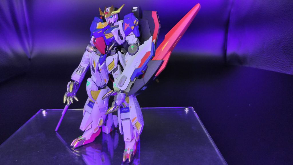 当機の特徴として、ガンダムフレームの高出力を最大限活用する大型腕部での近接格闘能力と、脚部に独立した大型ジェネレーターを搭載し高い機動能力を有するが、非常にピーキーな機体特性を持ち、ジョン大尉以外まともに戦闘機動出来ない程であった。「情けなく無いMS」とはアグニカ・カイエル総帥が初めて機体視察に来た際、ジョン大尉が総帥に対し発言した機体コンセプトとなる。周囲が困惑する中、なぜか２人だけはその発言で通じ、その後総帥の全面的な支援により当機は完成する事となる。