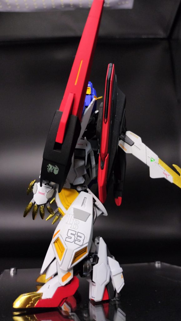 シールド先端も特殊超硬合金製となり、機体に対し小型ながら、高い防御力とシールド自体高い攻撃力を持つ。通称スイカバーアタックが可能。