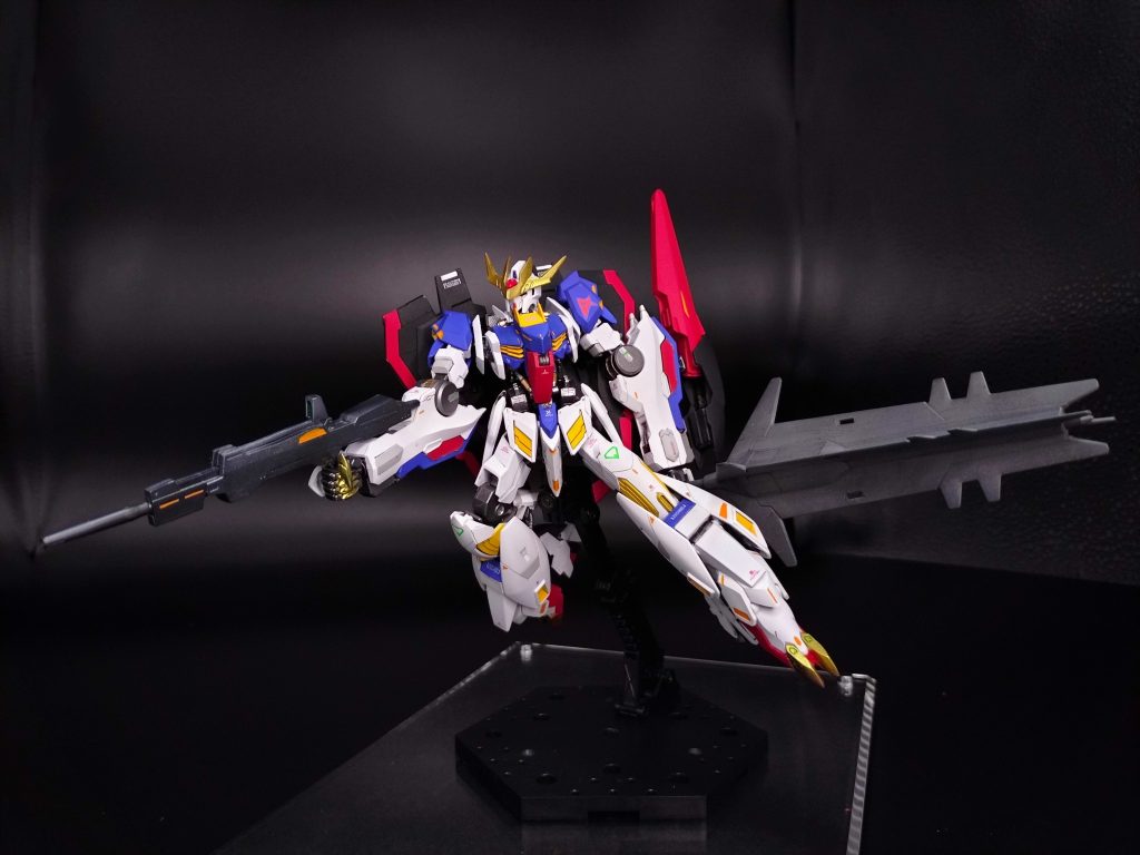 ハイパーメガランチャー、ビームライフルは腕部ハードポイントに固定可能。