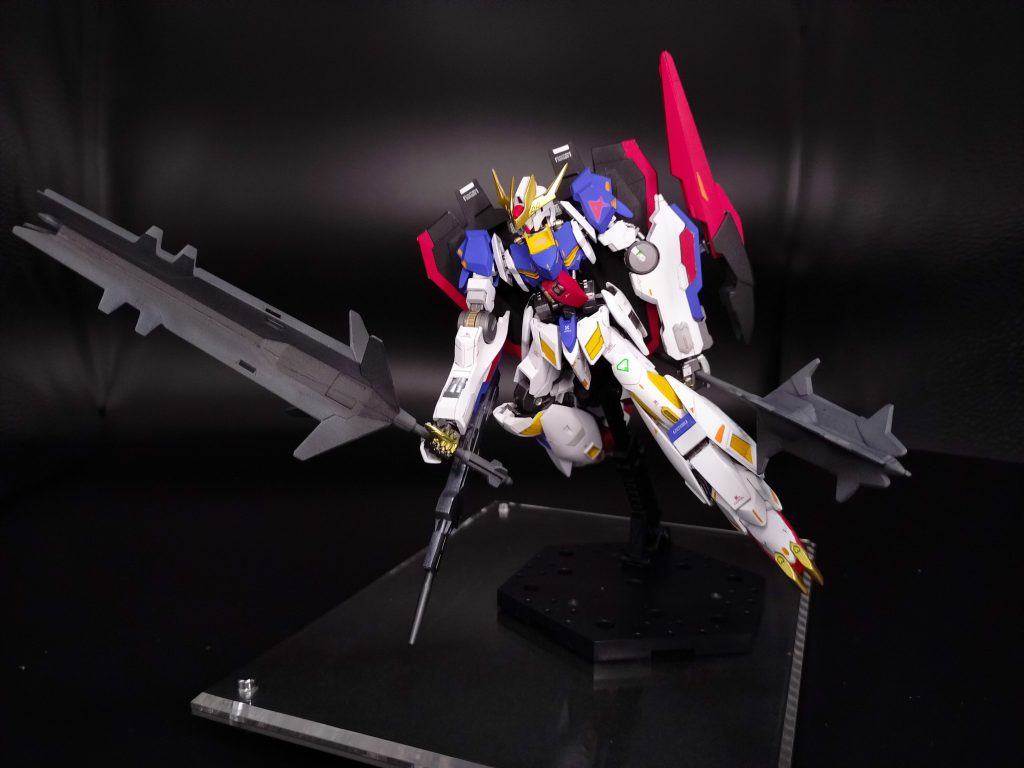 武装としては、ビーム兵器を無効とするナノラミネートアーマーが普及する中、高出力のビーム兵器を携行している。ジョン大尉による異常なまでの高精度射撃で的確に機体脆弱部を攻撃し、随伴のプルーマやMA本体を長～中距離で漸減する事が可能だった。近接戦闘では、機体出力を活用した超大型メイスとサブメイスによる確実なMA撃破を実現させている。また特殊超硬合金製の手指・脚部、背部武装という固定武装も持ち、装備を喪失した後でも戦闘力を保持する設計となっている。