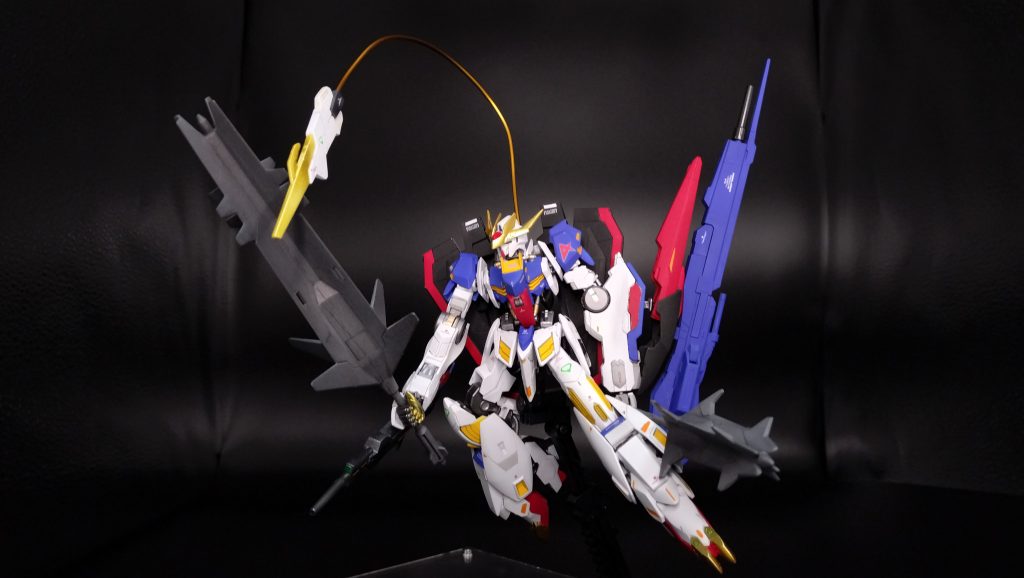 背部武装は、流体金属により機体から離れ自在に動き、３次元的にMAを攻撃可能。