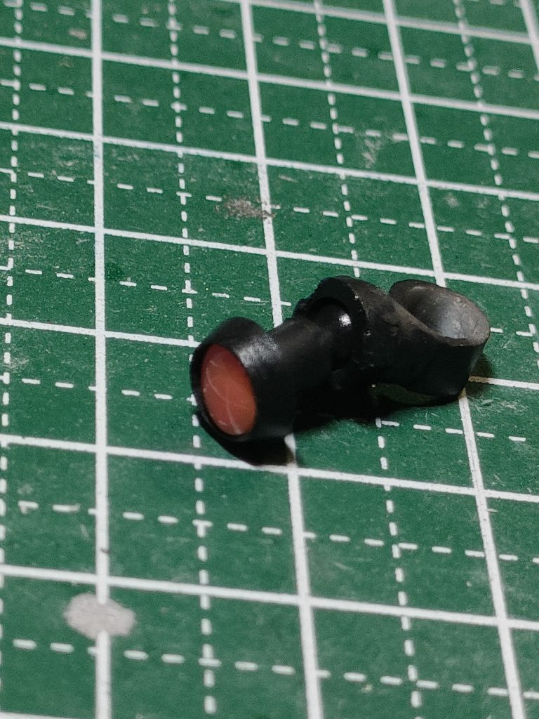 HGはモノアイがシールでダサかったのでwaveのパーツで可動式モノアイを作成しました。ボールジョイントなのでモノアイの位置を変えれるので表情豊かに。