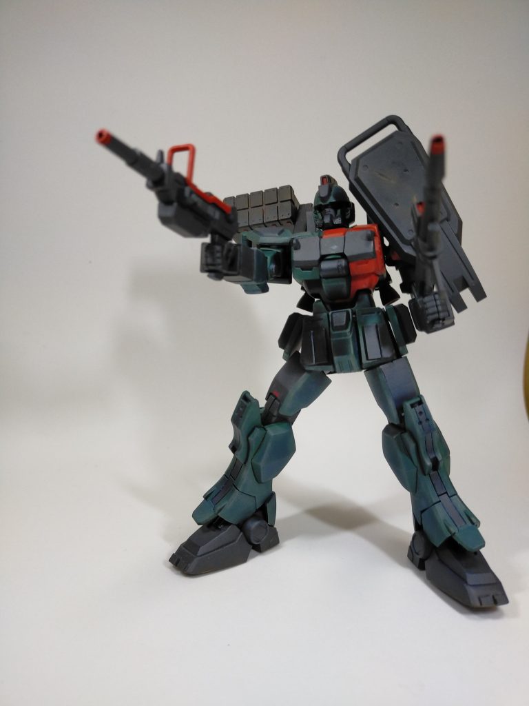 エネルギーシールドまでやってしまうとEasyじゃねえなと云うことで輝き盾を採用。ボールデンアームズの余りがちパーツをミサイルとジョイントパーツにアサイン出来たので全体像もあっさり決まって助かりました。