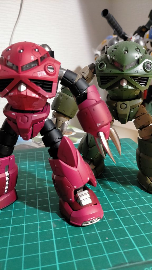 前に作成したユニコーン風ズゴックと一緒に。量産型も作りたい、、、。