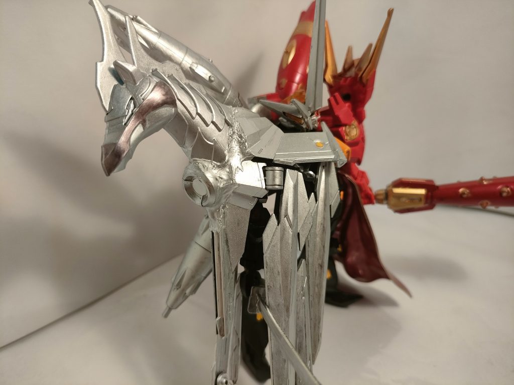 壱式のユニコーン側。 SDガンダムワールドのお馬さんと、ビルドダイバーズのノーネームガンダムを無理矢理ガッチャ〜ンコして作りました。 …え?そこはユニコーンガンダムを使えって…?
