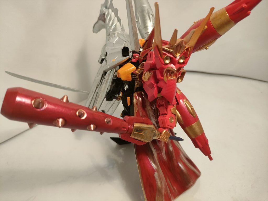 弐式の鬼側です。 戦国ASTRAYの腕と盾をそのまま使い、GP羅刹天の武器を持っただけです。 腰マントは30MMのマントパーツを取り付けただけでございます。