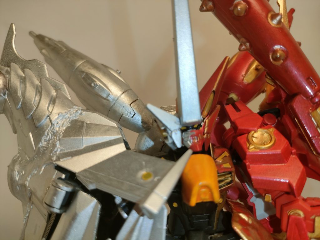 ユニコーン側と鬼側の参式顔です。 ドレッドノートの顔に無理矢理加工を施し、GP羅刹天のフェイスパーツを付けて、頭の角は苦肉の策でクランシェカスタムの銃口を付けただけです(笑)