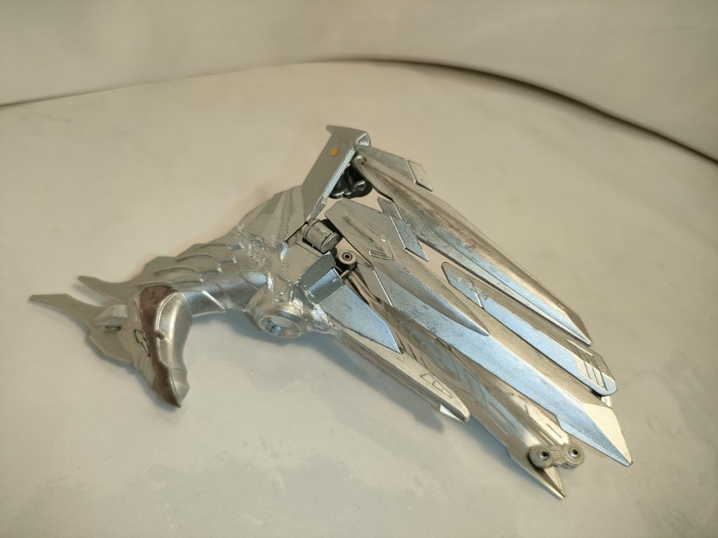 剥ぎ取られたお馬さんの頭とノーネームマントをシルバーに染めてガッチャ〜ンコ武装。