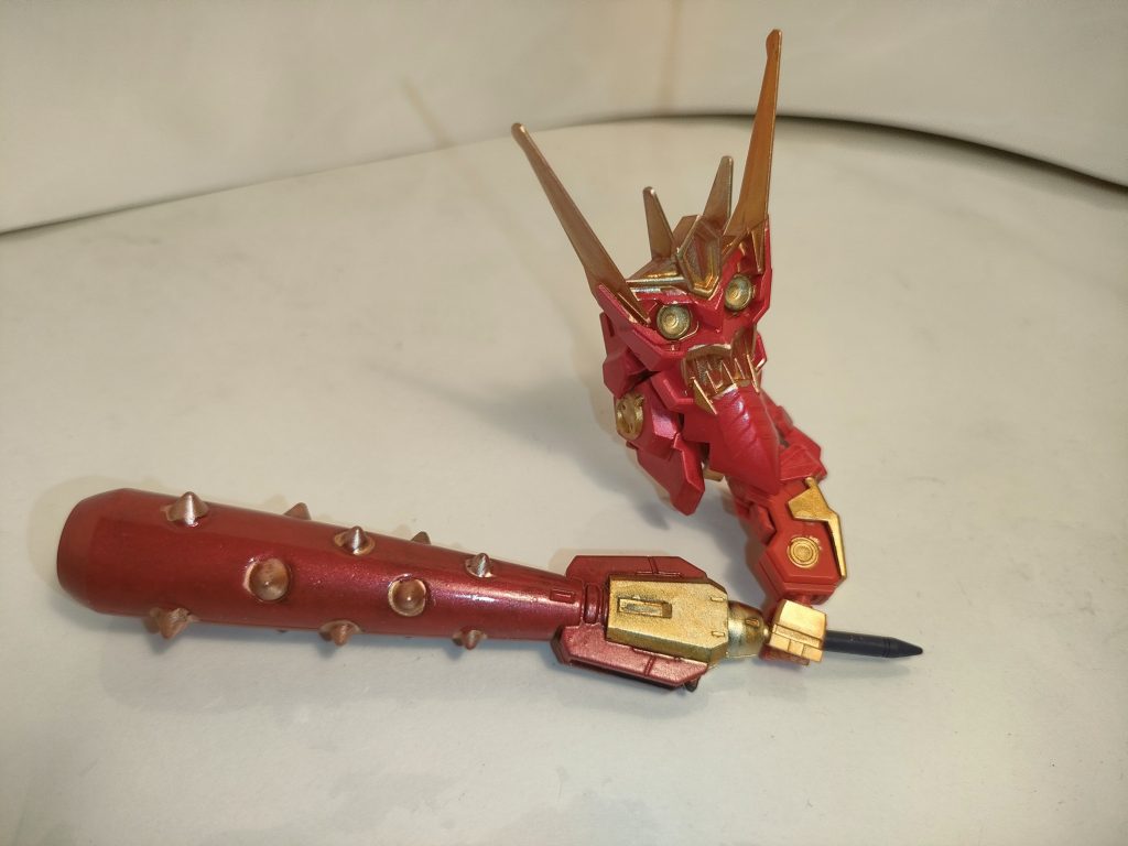 戦国ASTRAYの腕と鬼シールドをカラーリングでベストマッチしてGP羅刹天の金棒を持ったガッチャ〜ンコした武装。