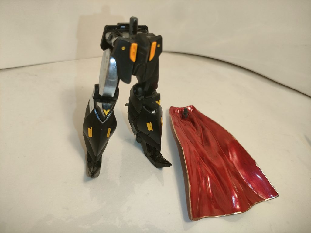 下半身のいじり具合は、足をゴールドフレーム天ミナに取り替え、脛部分にダイバーズリライズのラスボスのパーツを付けました。腰マントは裏側まで塗りました。