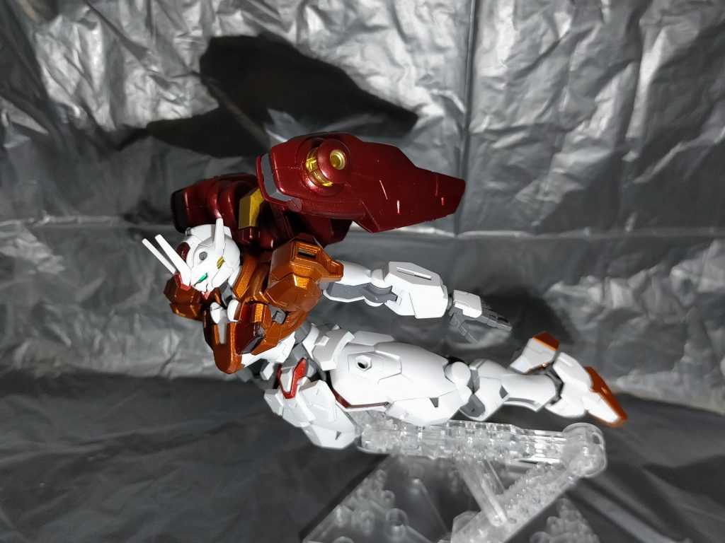 フライトユニットパイロットである隊長からの申請により用意されたオプション装備。エアリアルを量産化した地球の企業が製造元のミラソウル社よりライセンスを受け、独自に改良したもの。機体色はメタリックな赤。外観は従来より変化ないが燃費、航続距離等大幅な改良がなされている。装着すれば最高時速マッハ1で飛行可能。一般機にもいちおう小型バックパックスラスターが標準装備されているが、長距離の航続飛行能力はなく簡易的な浮遊飛行が可能な程度である。