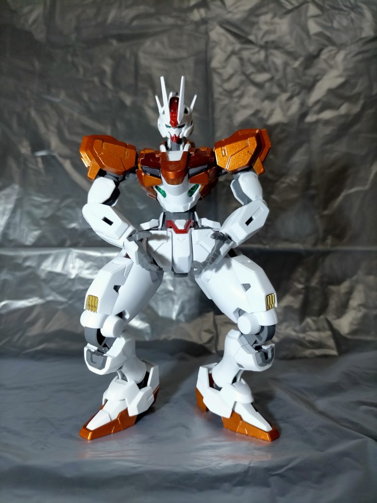 MS動作デモンストレーションのコーナーでパイロットの隊長がおふざけした結果…えー、ただいまよりモビルスーツの動作実技のデモンストレーションをご覧いただきます。コマネチ！