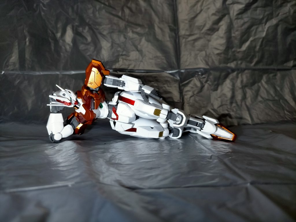 ちょっとだけよ？？( 観客から笑いと拍手の渦)“ 隊長！ちょ、隊長！”※機体スピーカーOFF、イベントスタッフの同僚と無線でのやりとりもーなに？まだまだこれからなのに…それよりどうよ？お客さんウケてるでしょ？“ いやいや、いくらあなたが操縦上手いからってちょっとやりすぎよ…少しは自重しなさい。”えー、盛り上がってるからいいじゃない？そもそもこれってMSはこれだけ動かせるんだってアピールで、全てアドリブでOKって話だったでしょ？ただでさえ日頃の任務ハードなんだからこんな時ぐらい楽しまないと。“ 気持ちはわかるけど…あとで上から怒られても知らないわよ？”ま、そん時はそん時よ。( なかなか動かないので観客からもっともっとのコール)あ、ほら！お客さんしびれ切らしちゃってる！(スピーカーON)よっしゃ！つぎいってみよぉー！アイーン！ゲッツ！“だからもうええわ！！ ( ほんとノリノリじゃない…)”(同僚のツッコミをよそにますます盛り上がる観客 )※同じ頃、上の方々が見てる来賓ブースにて上司“ ったく…いくらMSの操縦が神業だからってなにやってるんだあいつは…お目を汚して申し訳ございません！あとできっちりしめておきますから…。”お偉い方“ははは…まあまあ良いじゃないの。お客様も楽しんでくださってるみたいだし。あんなことできるなんてなかなか見どころあるわ。ああ言う人はもっと大事にしてあげなさいな。”上司“ は、はいっ！(な、なんという神対応なんだこのお方は…！)”※こうして大盛況のうちデモンストレーションのコーナーは終了、その後大きなトラブルもなくイベントは無事閉幕。その後の打ち上げでも隊長はハッスルしすぎてしまい、結局上司にどやされるのであった…。 