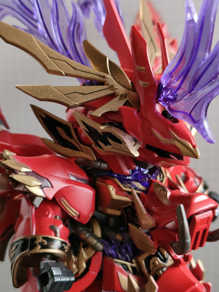 各パーツのシャープ化と各模様の塗り分けがメイン作業になります。赤の発色が悪く、一度塗り直したら、ゴールドの表面が荒れてしまいました。orz