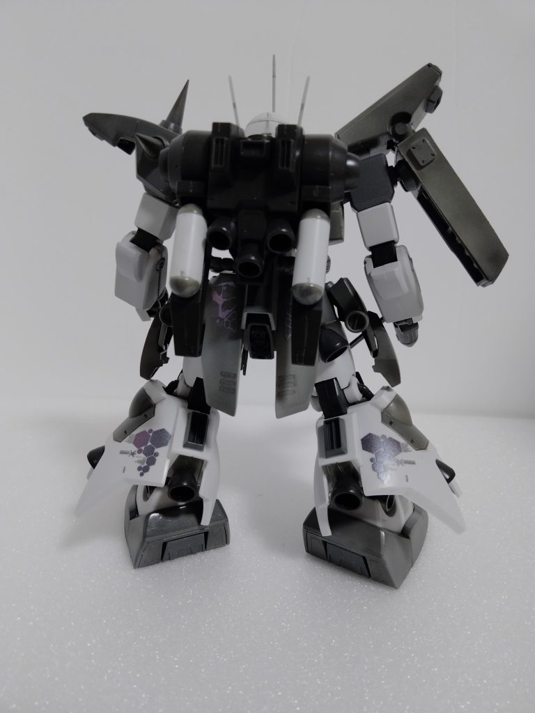 今回カスタムデカールと言うものを初めて使いました。角度によってはキラキラするデカールで格好いいですね。