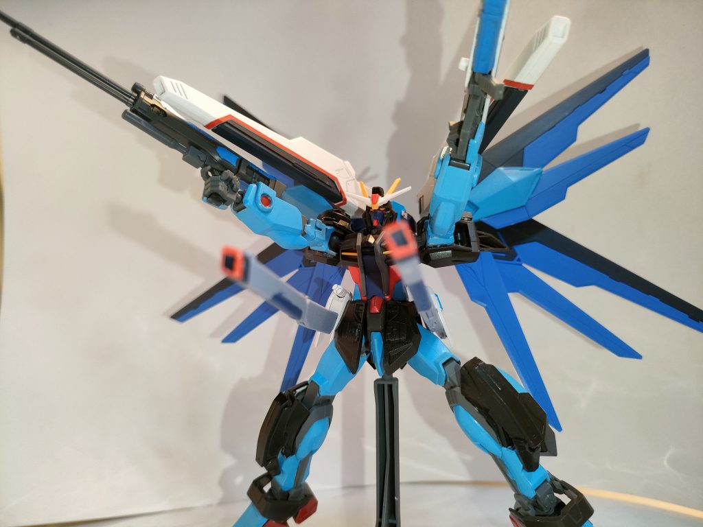 ハイマットフルバーストモード。 ルプス・ビームライフル、デュエルのビームライフル、クスィフィアスレール砲、バラエーナ・プラズマ収束ビーム砲、頭部のイーゲルシュテルンを一斉に発射する。 フリーダムを思わせるこの一斉放射はスウェンには扱いが難しい為、機体に搭載されたAIの支援によりマルチロックオンシステムをサポートしている。