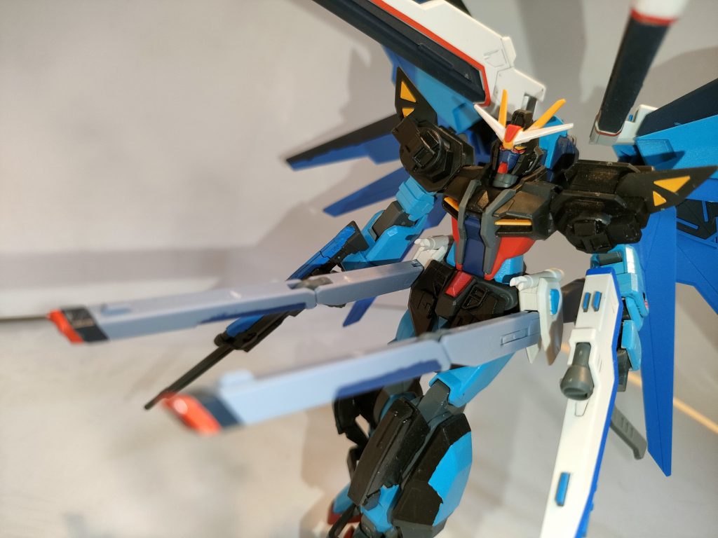 フリーダムに搭載されていた、クスィフィアスレール砲と、ラケルタ・ビームサーベル。フリーダムストライカーの装備として腰に装着される。 ストライカー装備として取り外し式になっているので、安全性と整備のし易さを考慮して改良されている。 レールガン装備はノワールストライカーにもあったので、スウェンには馴染み深い武装となっている。