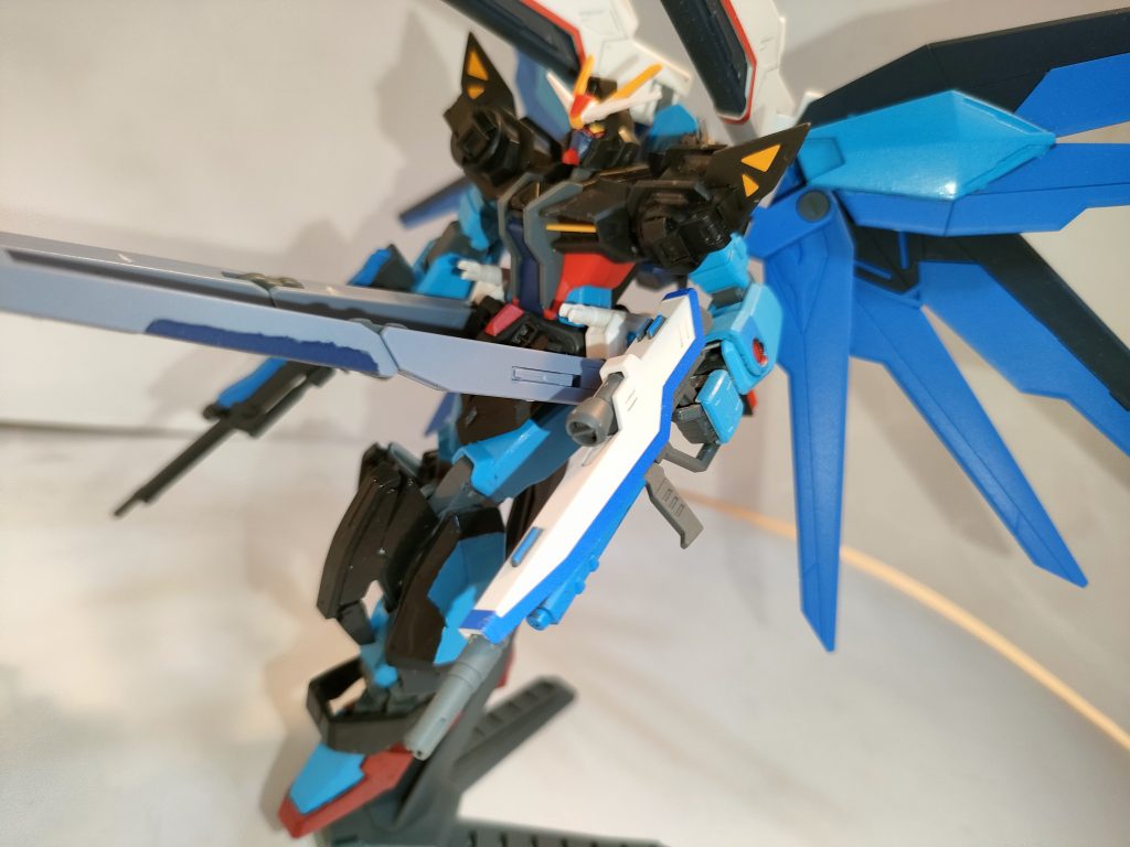 フリーダムとジャスティスが使用していたルプス・ビームライフルを携行。 以前のビームピストルに比べて大型の武装だが、改良が加えられて軽量化に成功している。