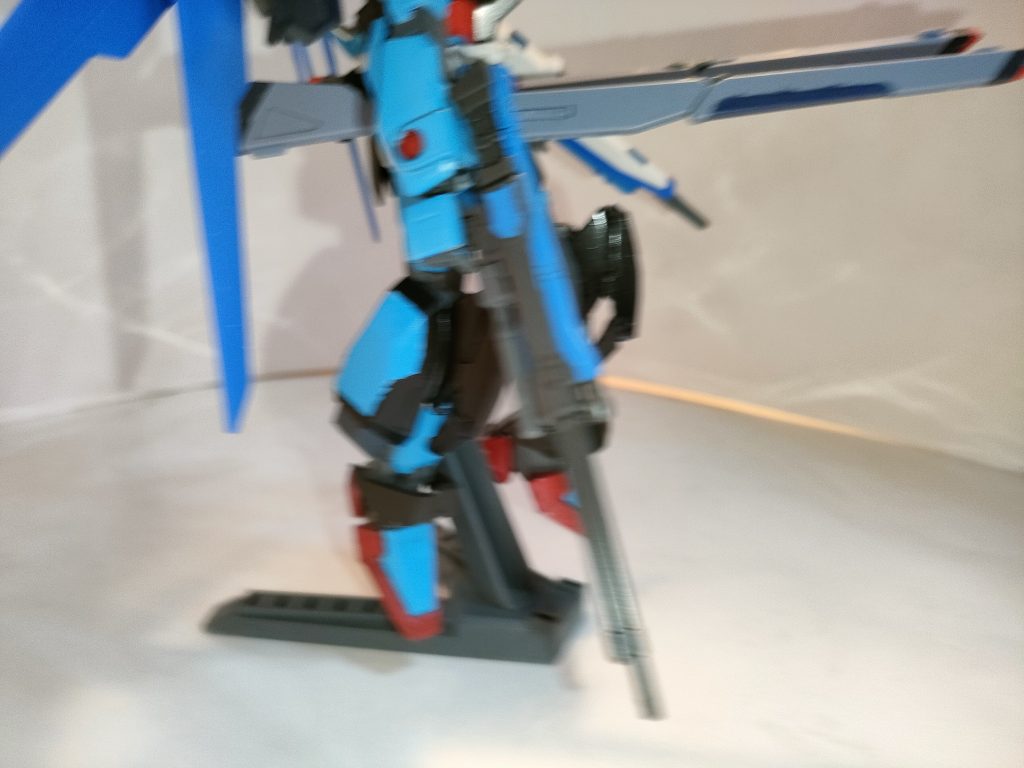 かつての同僚の機体を偲んで装備されているデュエルのビームライフル。 銃口が長いタイプに変化し、威力と射程距離が上がっている。