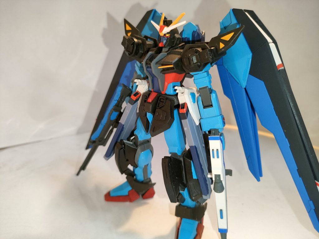 オーブの技術力とザフトの技術協力により全面改修されたストライクノワールは、以前に比べて性能が底上げされ、デュートリオンビーム送電システムと新型バッテリーを内蔵したことでVPS装甲の色が変化し、ライトブルー等の明るい色合いが増えた。 フリーダムを参考にしたフリーダムストライカーを装備。機動力と砲撃力は格段にアップし、単独での長時間飛行と大気圏突入も可能となっている。 コックピットも最新の全天周囲モニターに替えられている。