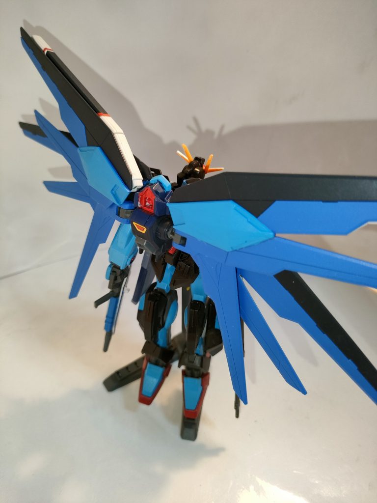 大気圏突入モード。 フリーダムのハイマットモードを参考に、機体を簡易的に変形させてスラスターを最適な位置に持っていく仕様。 大気圏を安全に突破して降下する為にモビルスーツの頭部を思わせるサポートセンサーユニットがストライカー上部に搭載されている。