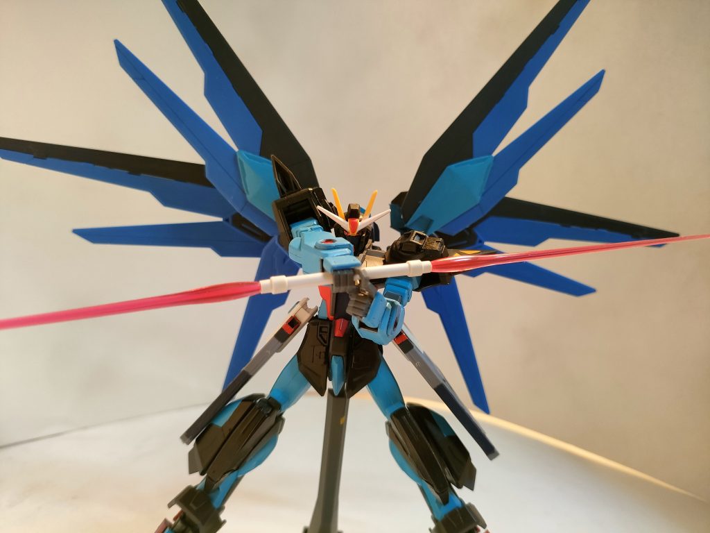 フリーダムやジャスティスが使用するラケルタ・ビームサーベルと同型のものを腰のレールガン上部に装備。以前のストライクノワールはビームサーベルを装備していなかったが、取り回しが軽い分、スウェンには扱いやすいようである。