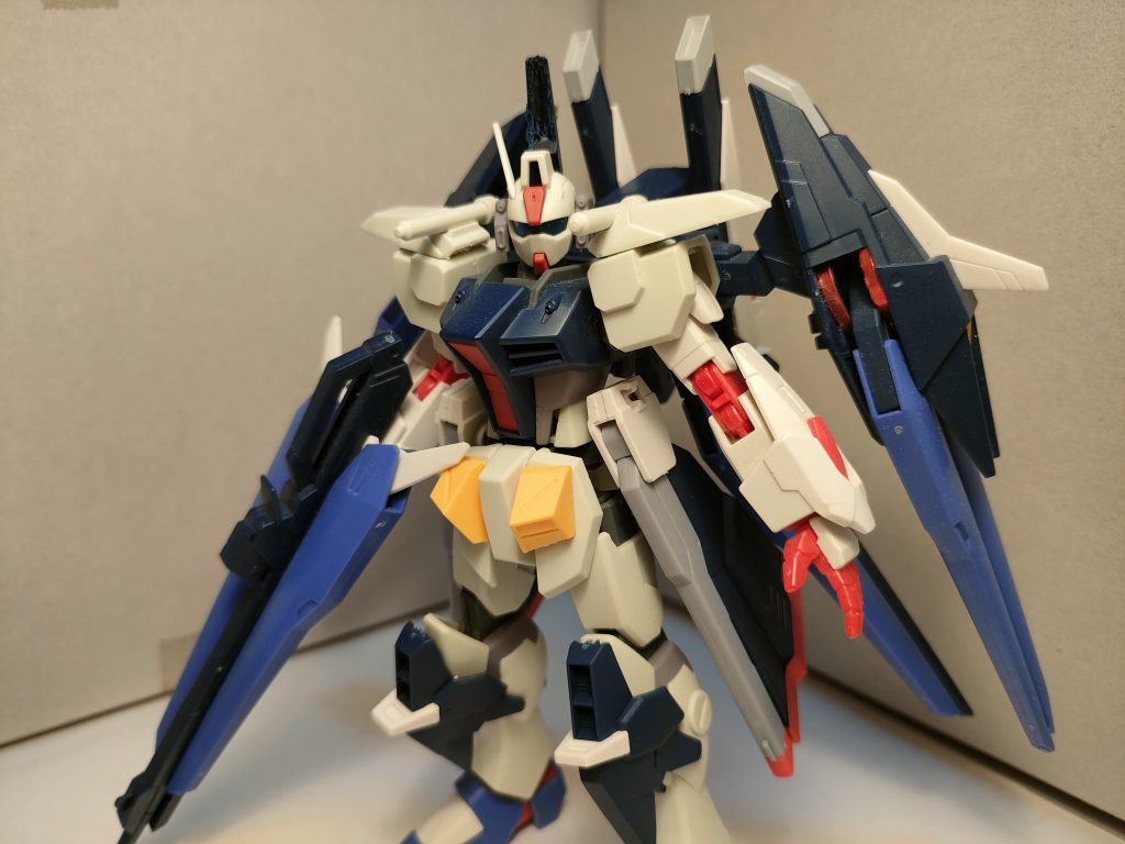 　参考にした武装の出力は抑えられ、VPS装甲こそ採用されていないが、ダガーＬを下にオーブのテクノロジーで開発されたので汎用性と生産性は折り紙付きで高い性能を持ち、ドラグーンもAI支援により簡易的に扱える。　パイロットはコンパスに参加している連合( ユーラシア)からの出向したナチュラルの兵士。伝説とも呼ばれる者達が多いコンパス内で、真の平和を願いながら戦っている。　最近の小さな悩みはコーディネーターの比率が高くて、アークエンジェル陣営との交流に少しだけホッとすることだとか。