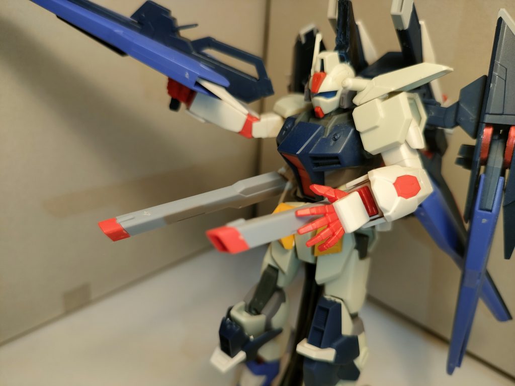 　ストライクフリーダムに採用されていたクスィフィアスレール砲を簡略最適化した武装。より扱い易くなり、連射性が向上している。