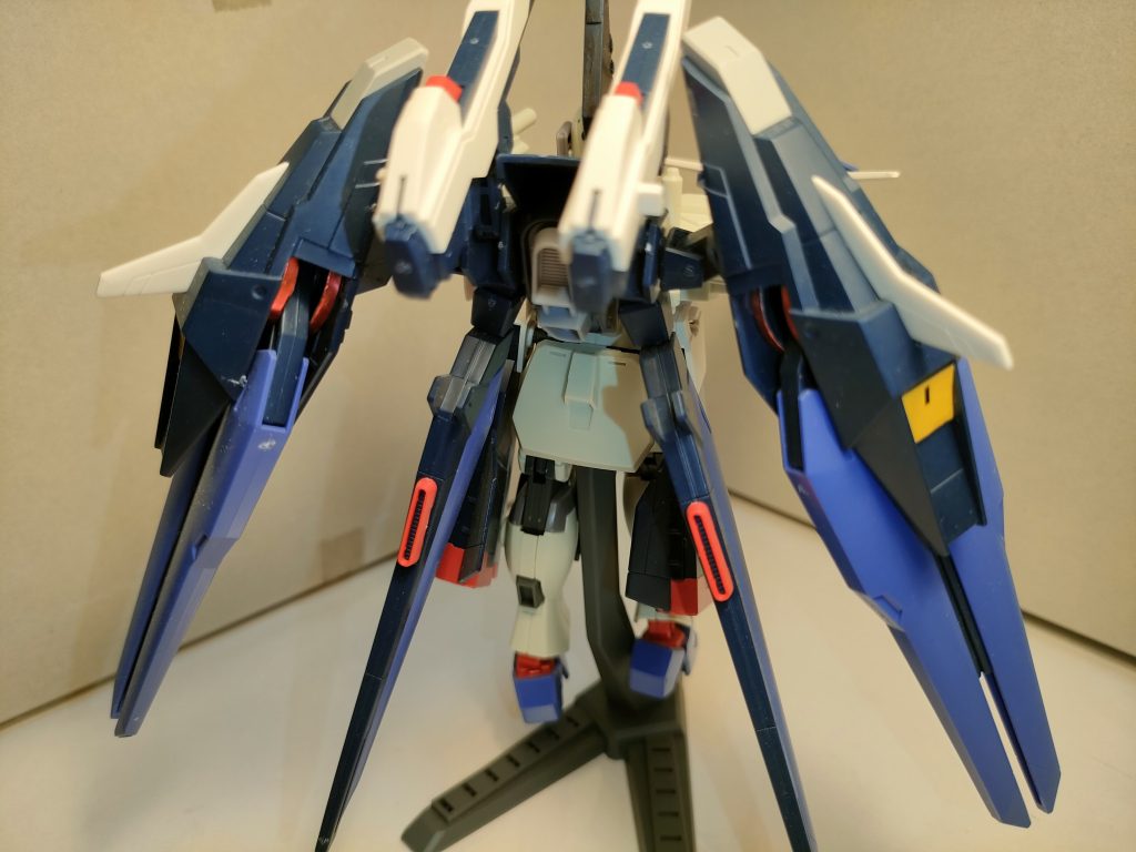 　ストライクフリーダムのドラグーンバックパックを参考に開発されたアメイジングドラグーンバインダー。　ただし、エネルギー効率と消費を踏まえてある程度簡略化されて設計されている為、基本は固定砲台と高機動飛行ユニットとして運用されている。