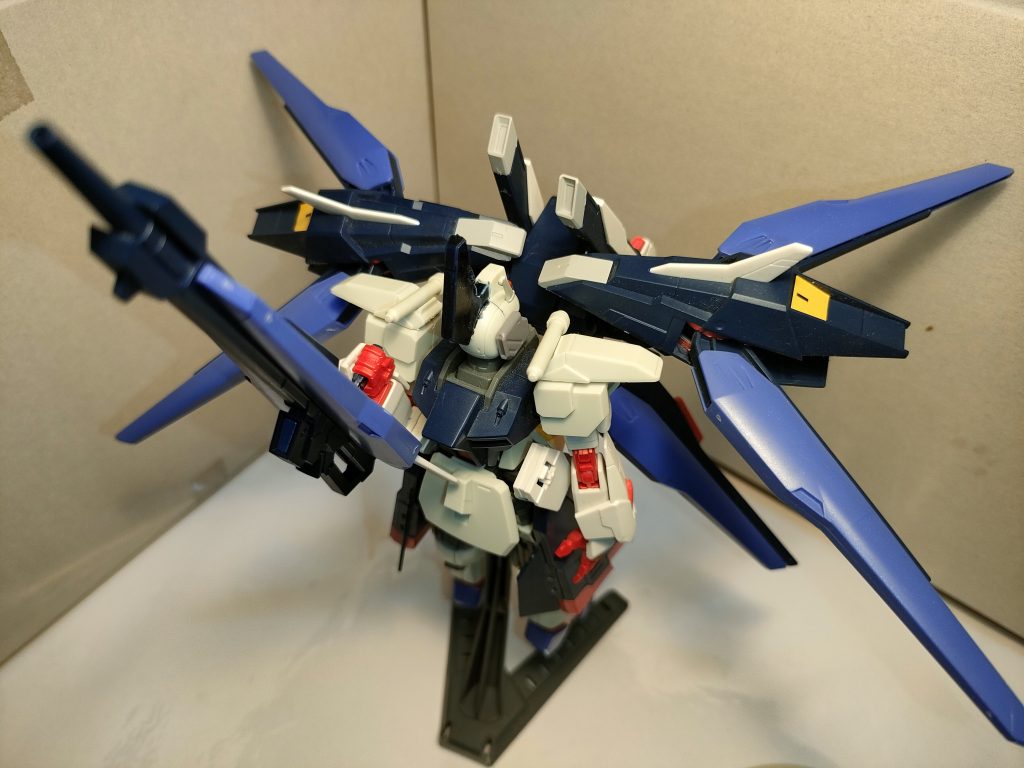 　大気圏突入モード。　簡易的な可変による機体の最適化と、ラミネート装甲や電磁シールドのエネルギーを応用することで、量産型ながら単独での大気圏突入を可能とした。