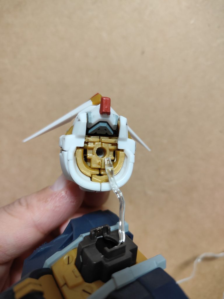 この中心部分から穴を広げてLED通してます