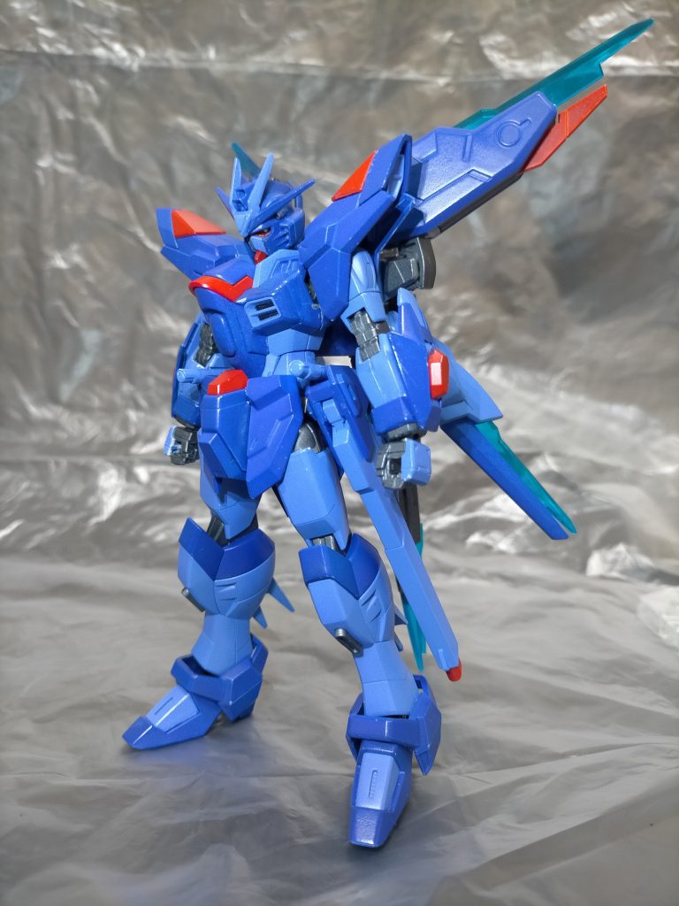 ライフルのブレード及びウイングのフィンは、新開発のフレアロイという特殊素材で形成されている。透明な外観が目を引くこの素材は、電光熱に反応することでエネルギー増幅及び蓄積させ、それを外部に放出できるのが特徴である。その性質上ライフルやバックパック等MSの武装兵器と非常に相性が良く、これにとどまらず使い方次第ではあらゆる分野に応用が可能とされているプラント渾身の新技術でもある。