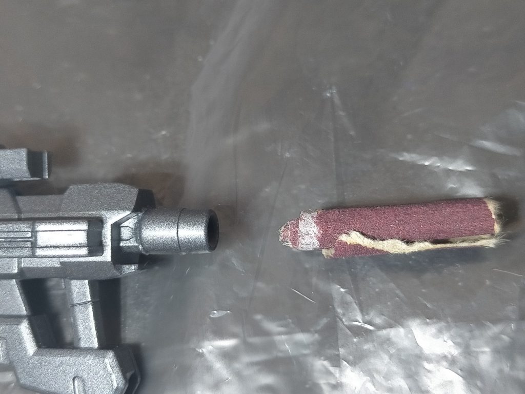 ⚠注意⚠ビームサーベルのこの部分、3mmジョイントよりやや太めでそのままでは入らないので、ペーパー等で穴を広げる必要あり。同様のカスタムする人がいたら参考までに。