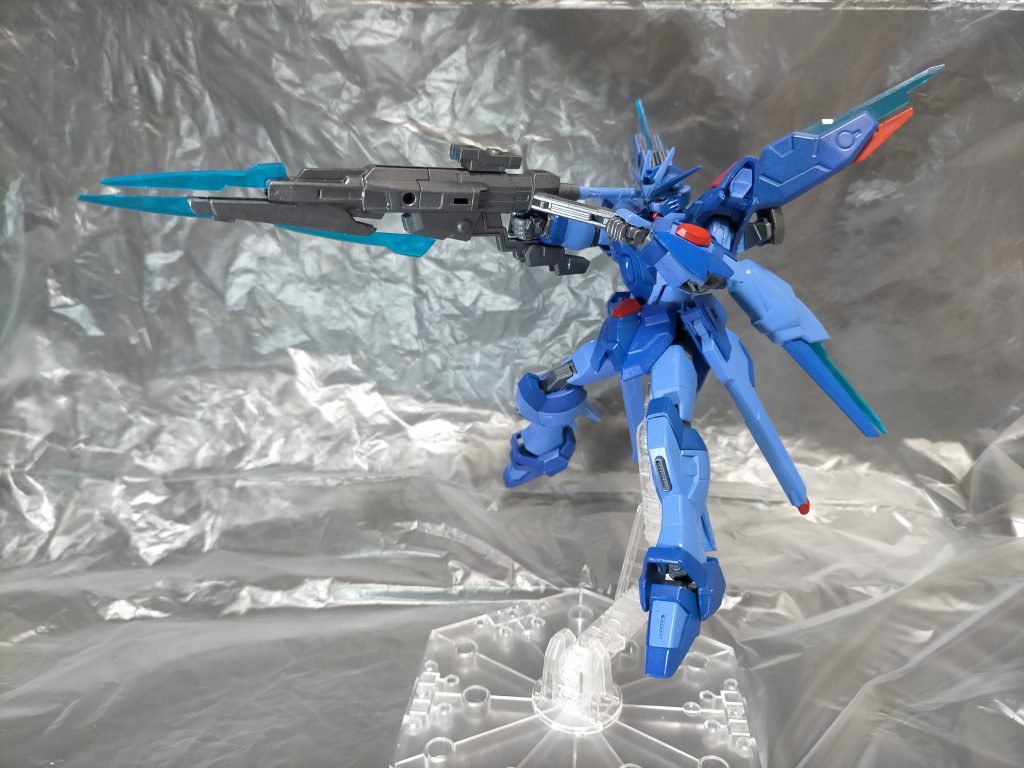 遠近両用ソードビームライフル キマイラ本機の改修にあたり開発、ビームライフルとソードの用途を一纏めにした新規武装。先端と下部にあるフレアロイのブレードは実体剣及びビームサーベル両方の性質を兼ね備えており、どんな材質の装甲材にも有効である。両腰のビームサーベルを連結させることにより、対艦刀を両手持ちするのと同じ様に使用可能。またビームサーベル側のエネルギーを活用し、それをフレアロイに反応させ巨大なビームの刃を発生させることができる。この原理を応用して、バズーカの様に持ち構えることで高出力のビームを射出、対艦長距離射撃も可能となる。この手のオールインワン的な武装は万能といえば聞こえは良いが、それ故十分に使いこなすにはある程度の熟練と臨機応変な対応がパイロットには求められる(もっとも前述のSTREGAによる操縦介入補助で大まかな部分はカバーできるが)。