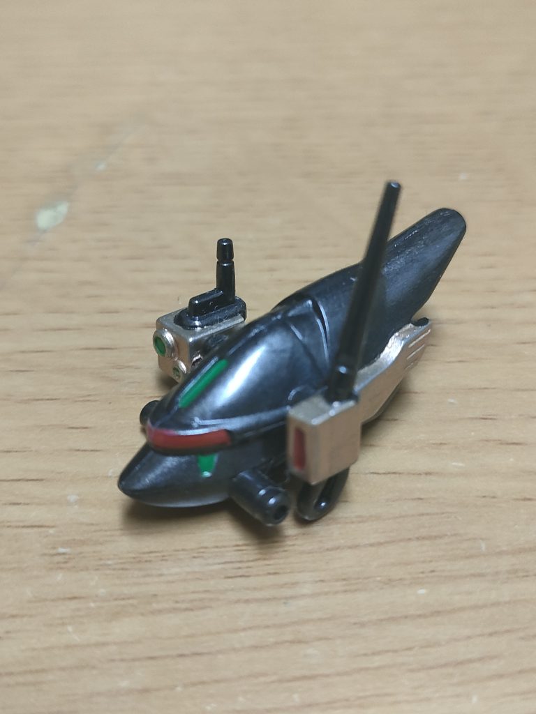 単体。黒鉄色を主体にメタリックレッドにグリーンに銅色に塗装。